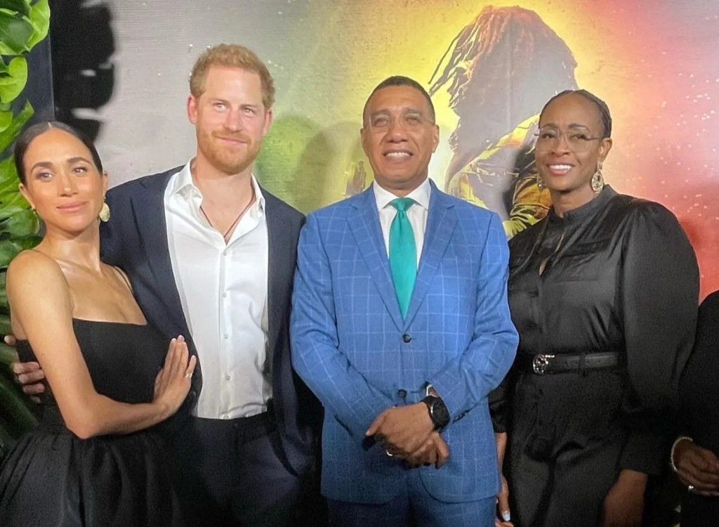梅根（左起）、哈利王子、牙買加總理霍爾尼斯及總理夫人在首映禮上合照。 X
