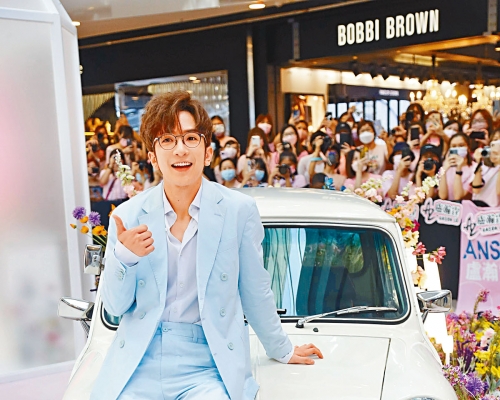 ■倚在靚車旁,Anson Lo顯得精神奕奕。