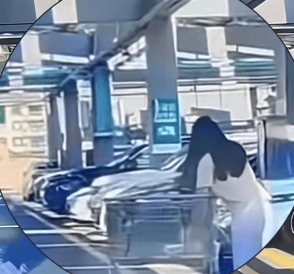 法院人員被拍到從超市購物車取物。