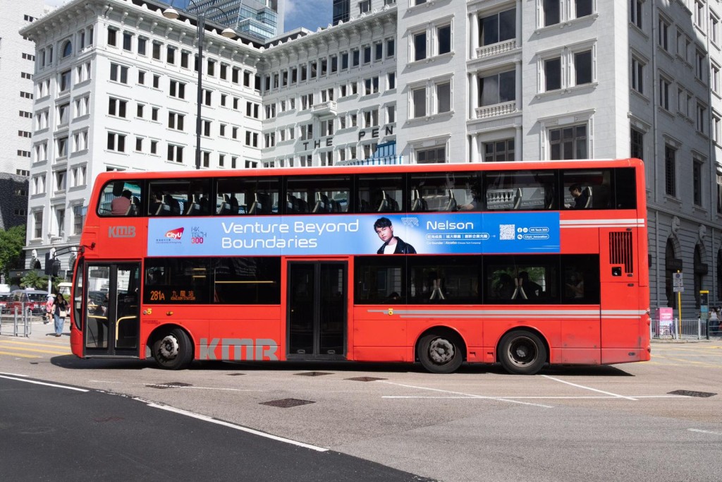 HK Tech 300計劃下的初創涵蓋不同產業領域,如車身廣告上的初創「藻碳科技(Alcarbo)」就通過基因變異技術培植微藻,提升微藻的吸碳能力,助力環保產業發展。 HK Tech 300計劃下的初創涵蓋不同產業領域,如車身廣告上的初創「藻碳科技(Alcarbo)」就通過基因變異技術培植微藻,提升微藻的吸碳能力,助力環保產業發展。