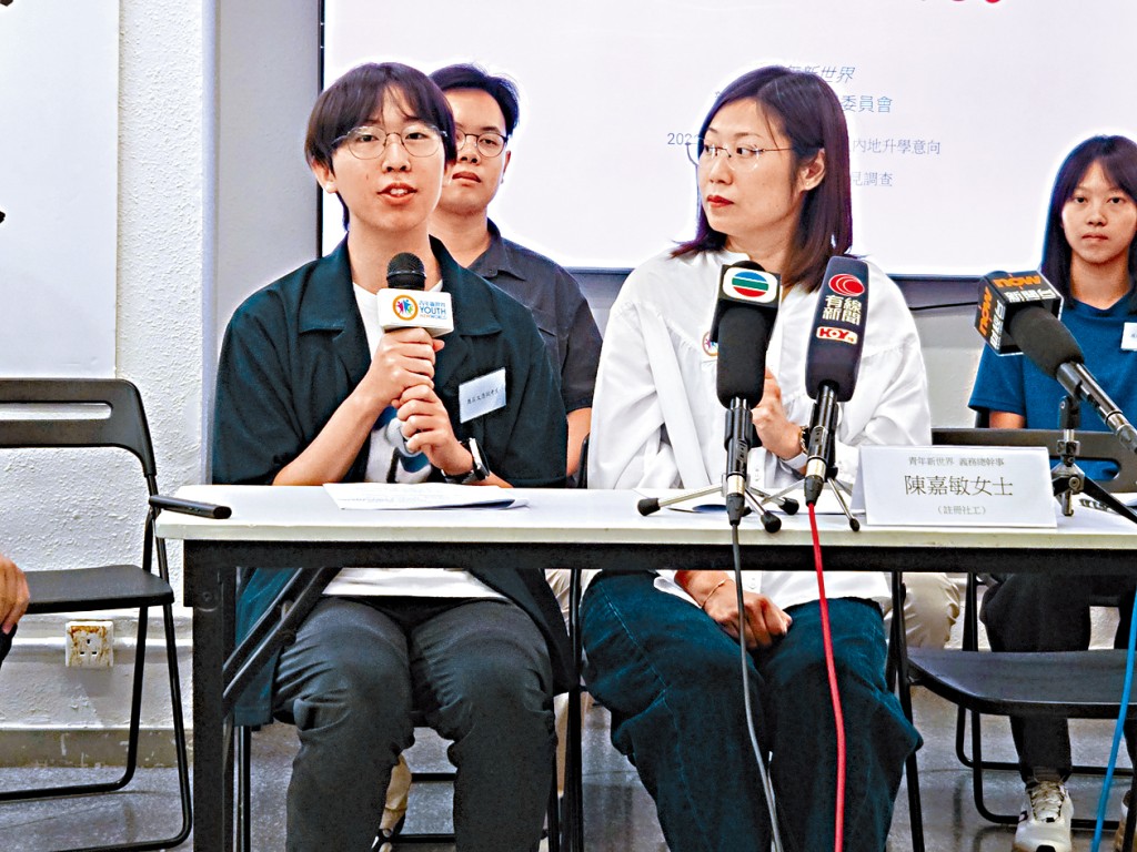 柳同學（左）原本心儀法律學科，但考慮到事務律師易被AI取代，決定改選「外交與國際事務」。旁為陳嘉敏。