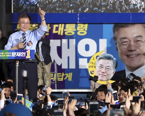 選前民調顯示,文在寅的支持率達38%。AP