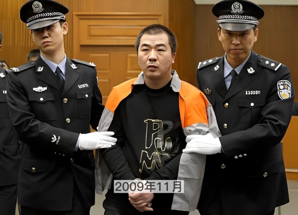 李磊被捕後直認犯下滅門自家的罪行，要求盡快判死刑。