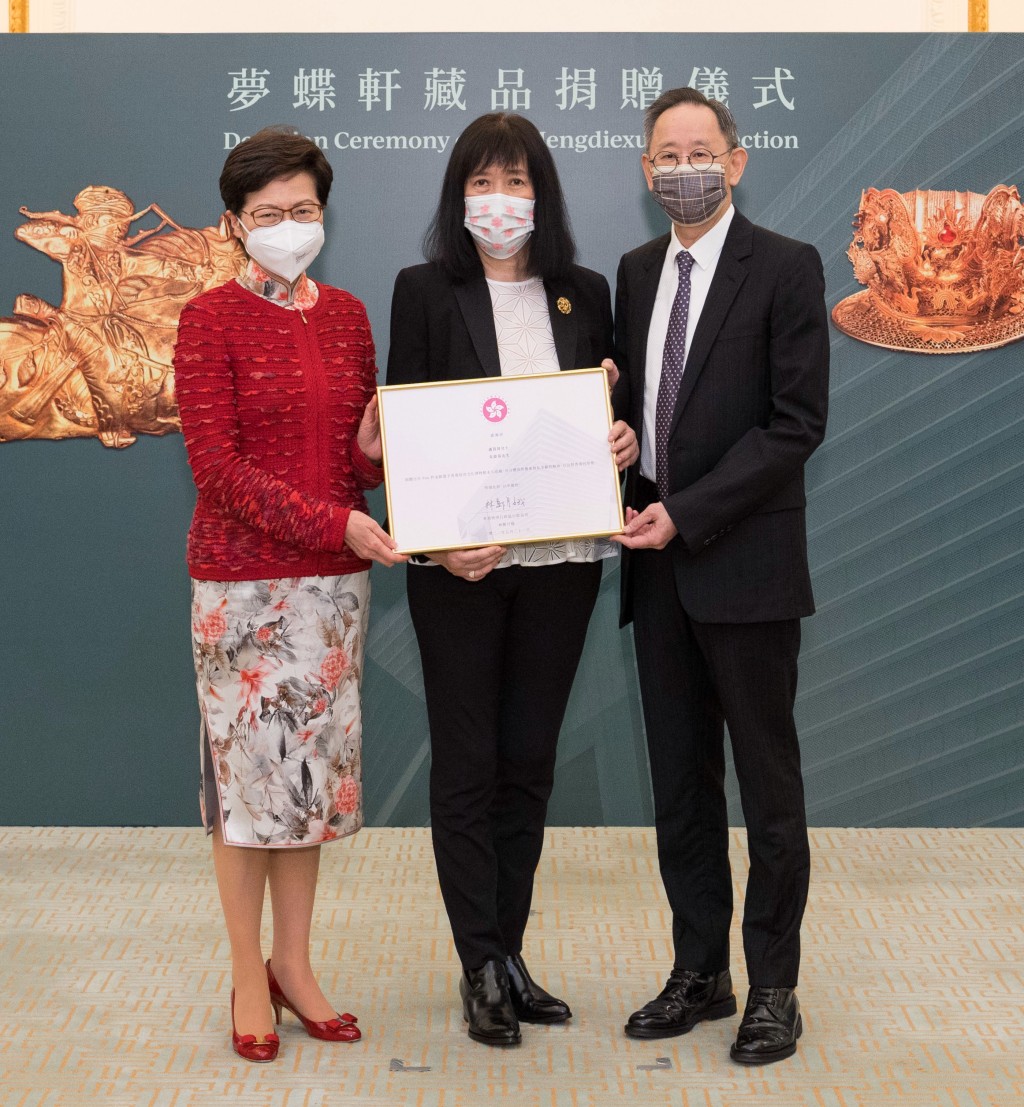（左起）香港特别行政区行政长官林郑月娥颁发感谢状予梦蝶轩主人卢茵茵及朱伟基 。