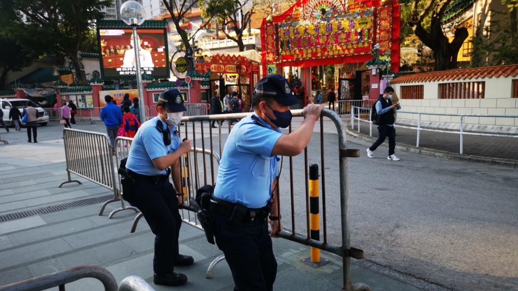 警方為黃大仙祠一帶實施人群管理作預備。