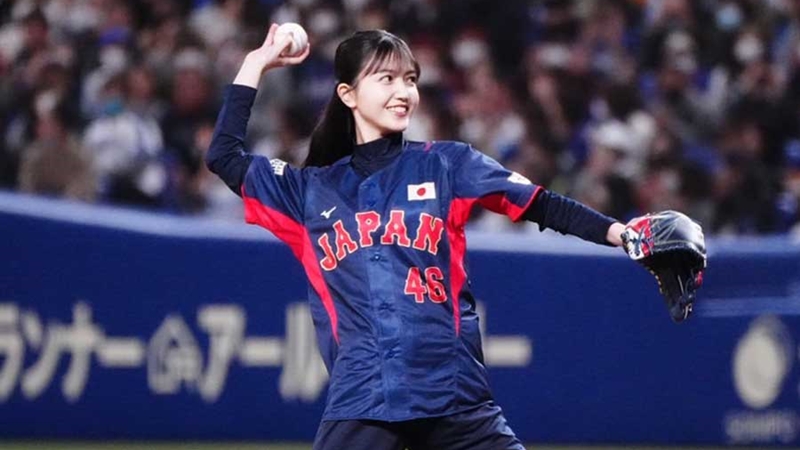 久保史緒里為出戰世界棒球經典賽的日本隊，主持賽前熱身賽的開球禮。