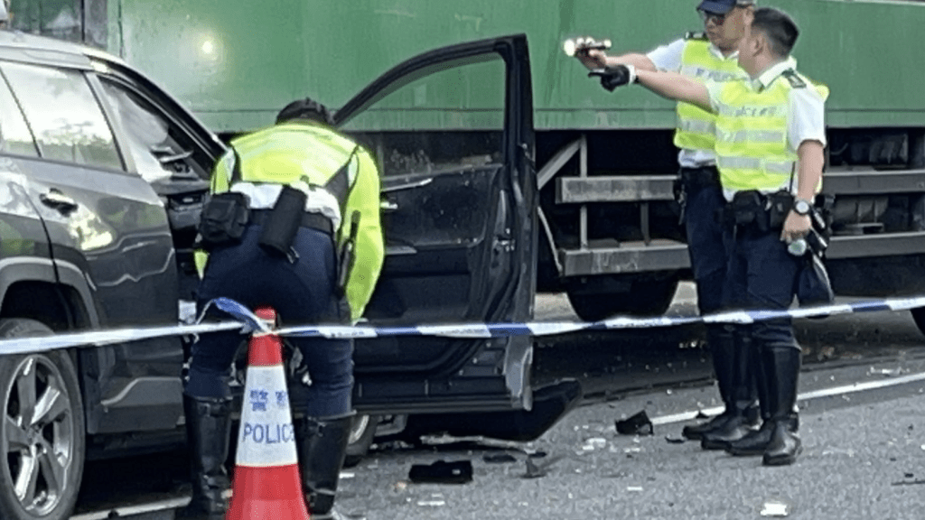 文錦渡路私家車追尾撞貨車 女司機爆頭當場死亡。蔡楚輝攝 文錦渡路私家車追尾撞貨車 女司機爆頭當場死亡。蔡楚輝攝