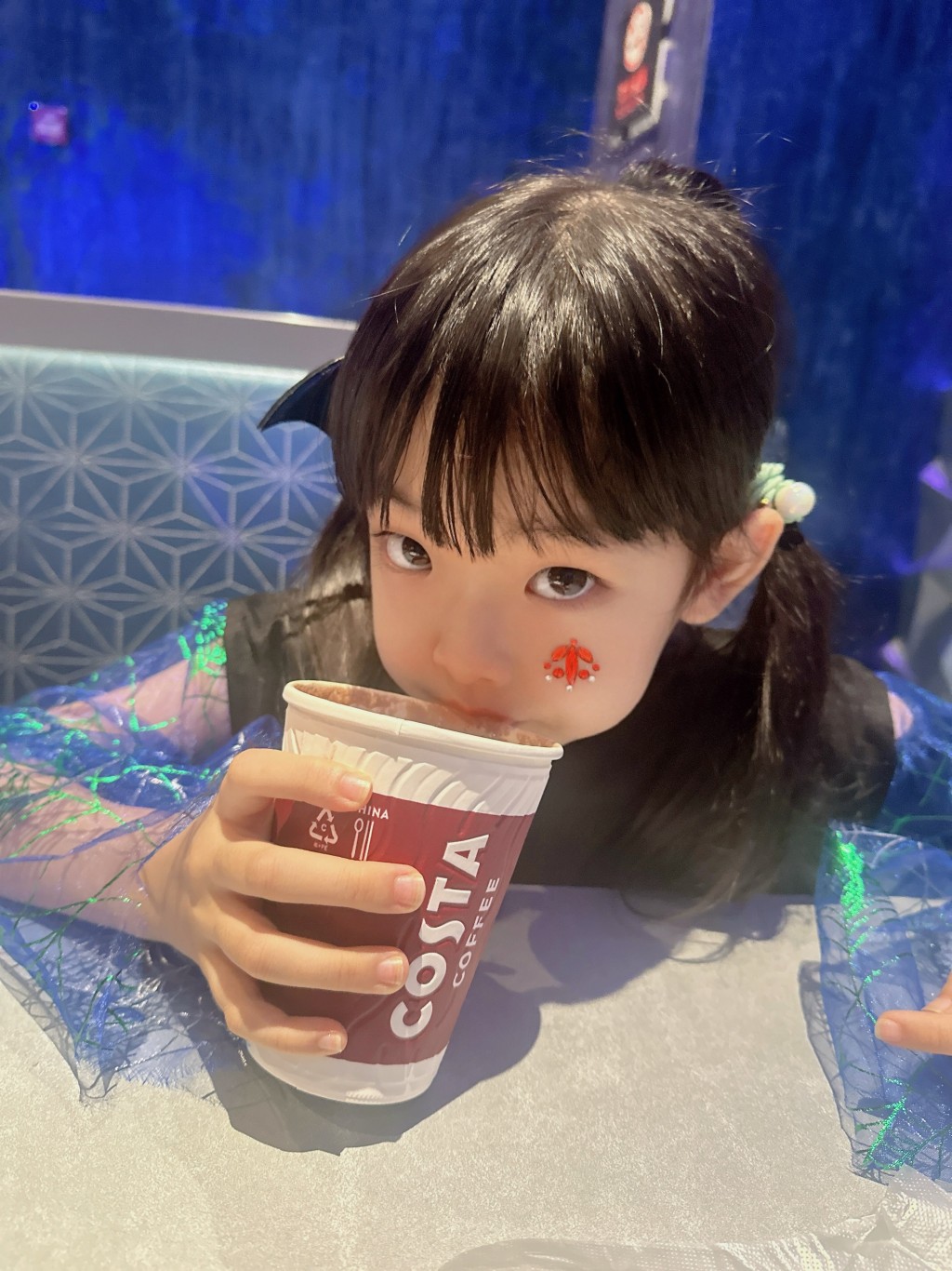 細女小飯糰造型可愛飲熱飲，玩完一間鬼屋後嚇到嗌驚。