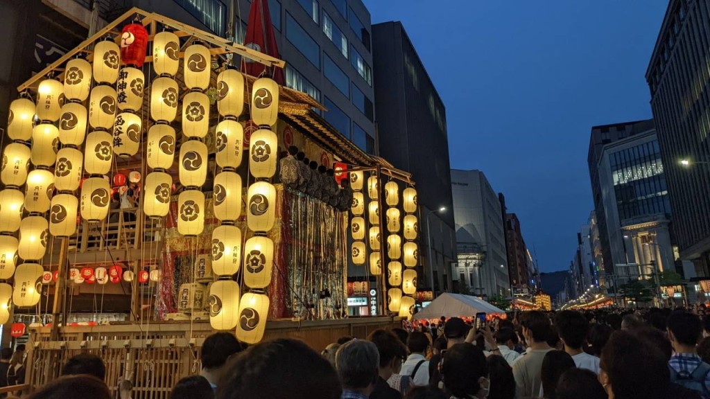 觀賞祇園祭的人潮逼滿京都街頭。Twitter@jung10001圖片