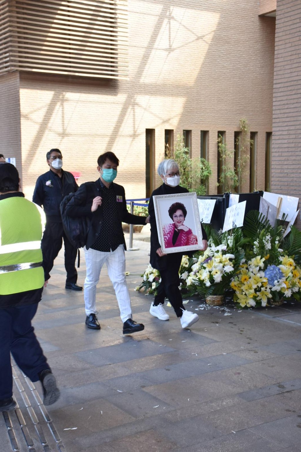 琴姐女兒蕭紫筠捧着亡母遺照步入禮堂。