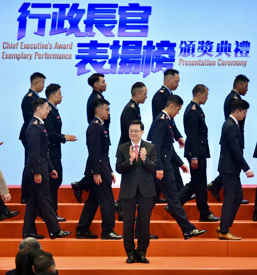 行政長官李家超(前排)。 行政長官李家超(前排)。