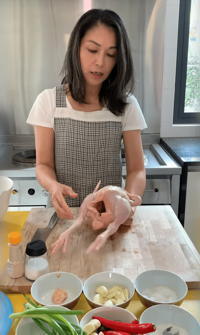 張鳳妮活躍社交網，曾拍片分享海南雞製作方法。