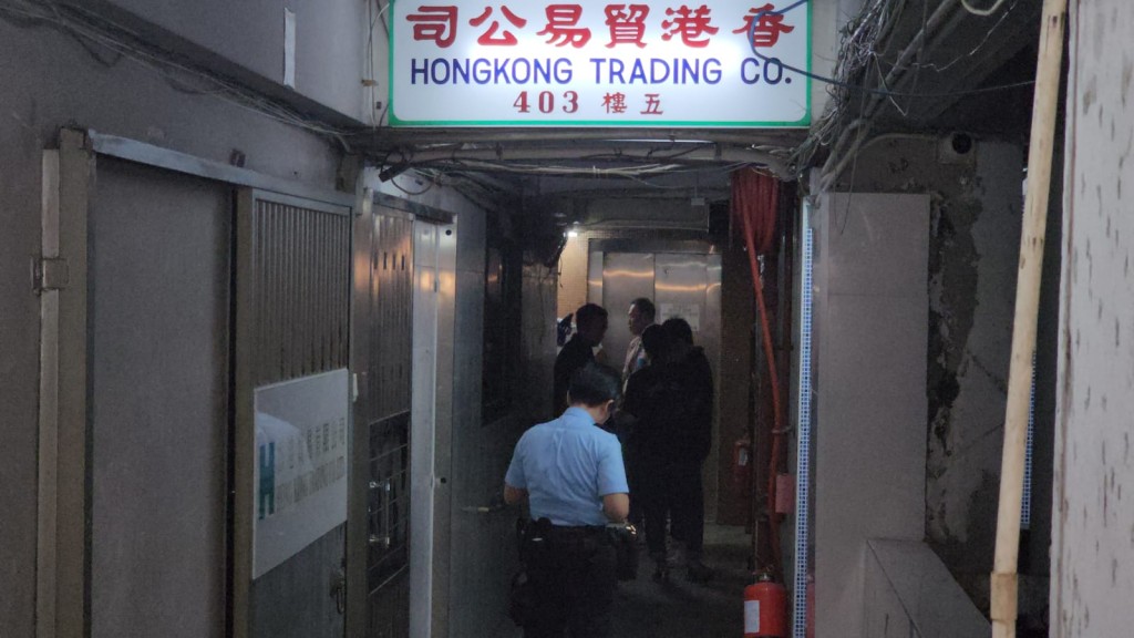 今日(16日)凌晨2時許,旺角先施大廈內某一劏房單位男住戶疑因不滿噪音滋擾,與一名男鄰居發生爭執,繼而用鎅刀施襲,令對方額頭受傷流血。黎志偉攝 今日(16日)凌晨2時許,旺角先施大廈內某一劏房單位男住戶疑因不滿噪音滋擾,與一名男鄰居發生爭執,繼而用鎅刀施襲,令對方額頭受傷流血。黎志偉攝