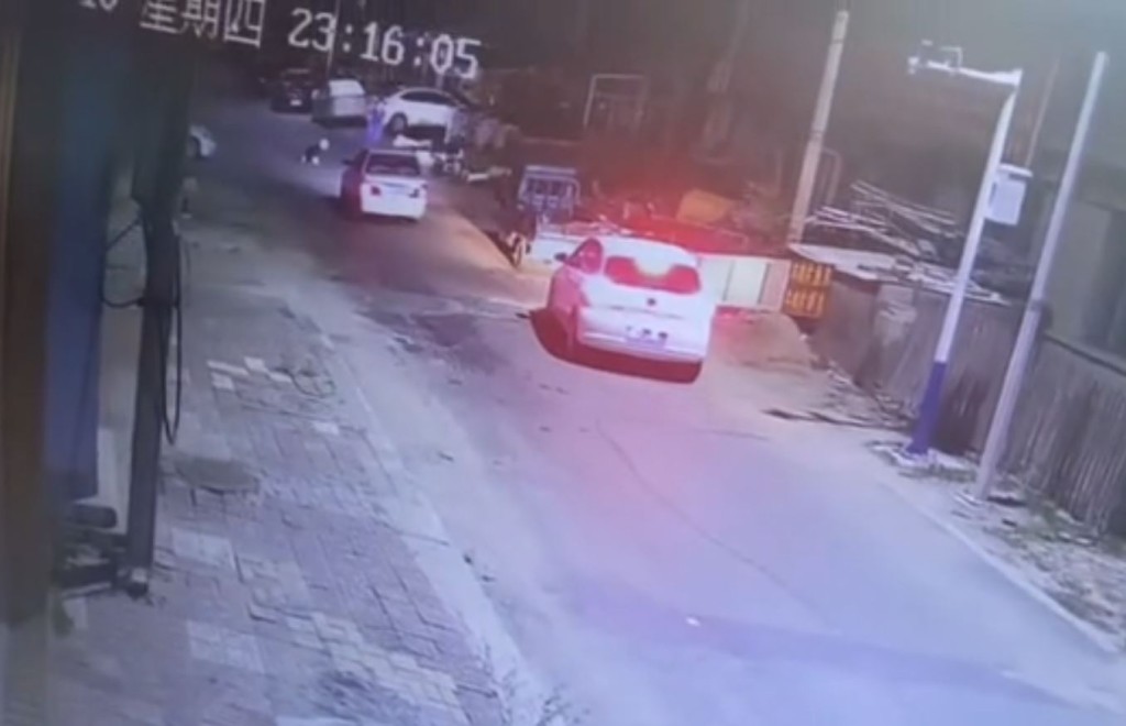 寵物醫院將絕育手術失敗的「大富」用車撞死，引起公憤。抖音＠梧桐