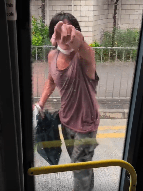 男子指罵車上女乘客。Threads：joey_cy_chan