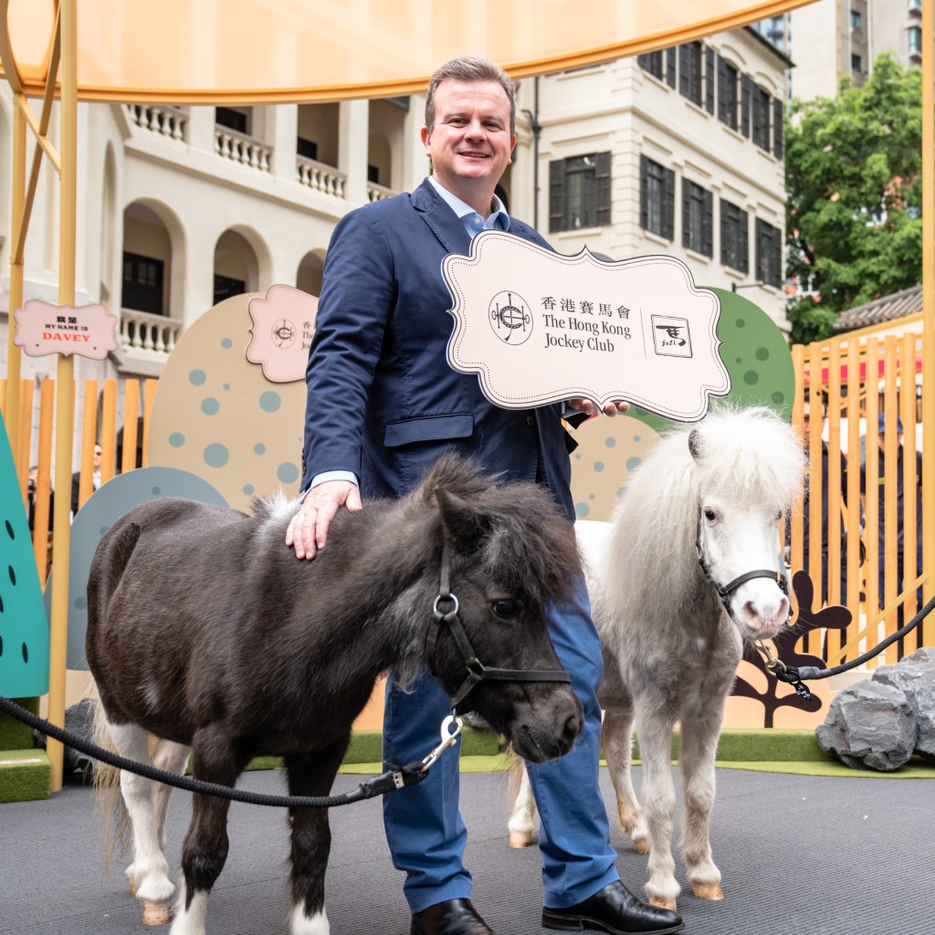 香港賽馬會法律及合規事務執行總監詹秉禮上周末現身大館，與雪特蘭小馬合照留念。