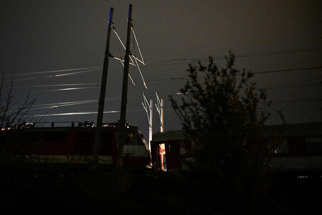 警方初步相信並非迎頭相撞，亦無列車出軌。路透社