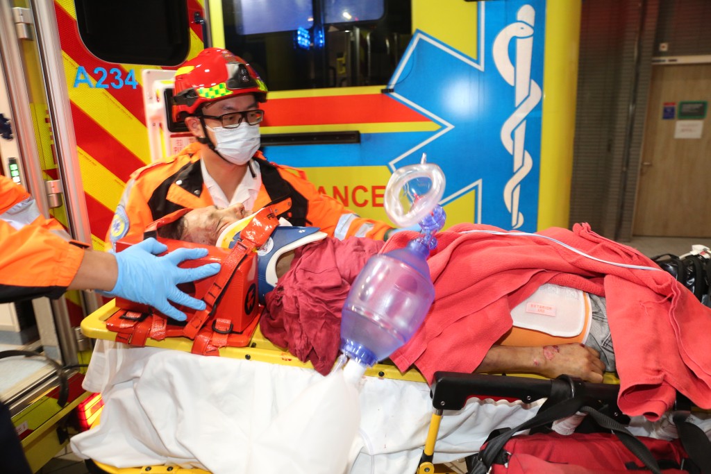 男子經送院搶救後不治。