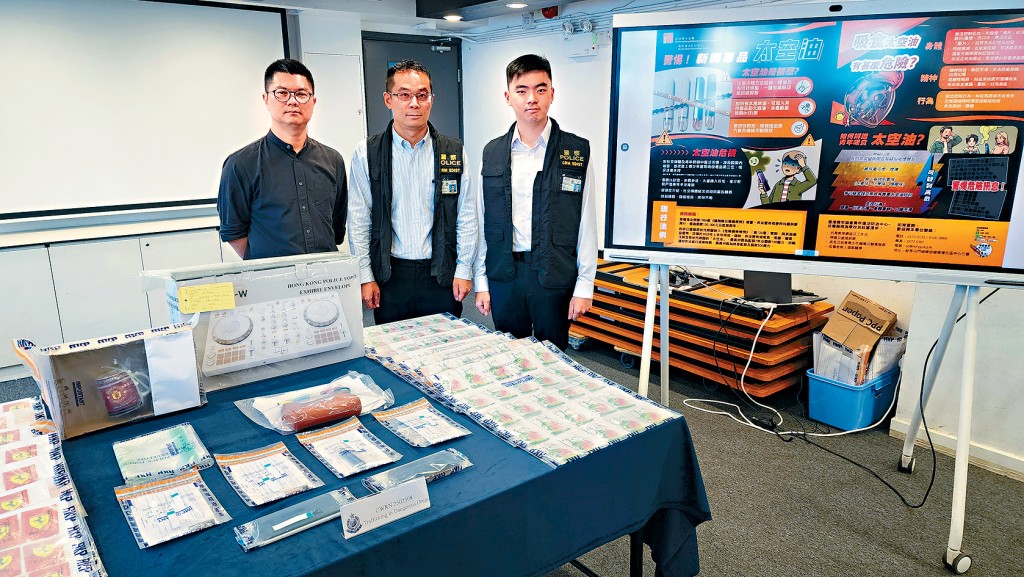 東區警區總督察(刑事)陳志良(中)、東區警區反三合會行動組主管偵緝督察黃焯頎(右)及香港青年協會青年違法防治中心註冊社工文習武(左)出席記者會。