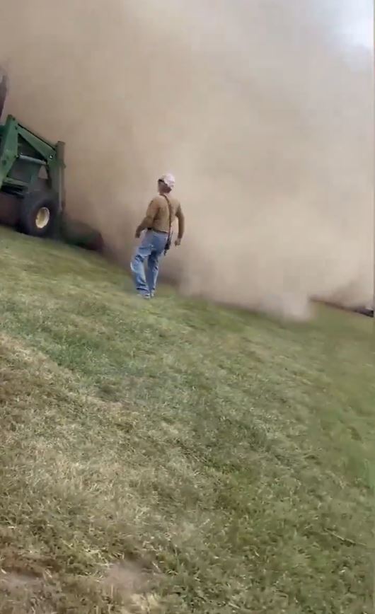 美国失去中国市场后，大豆滞销逼爆谷仓。X@Watseka Fire Department