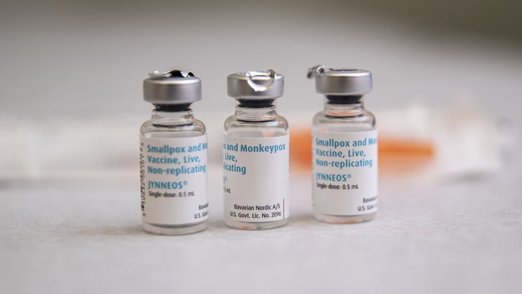 政府冀首批猴痘疫苗本月入口至香港，擬為密接者自願接種。 AP資料圖片