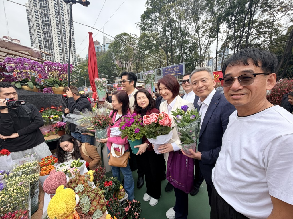 2名議員分成8組去逛花市，其中由李慧琼帶領的小隊，先去花檔掃了8盤花。