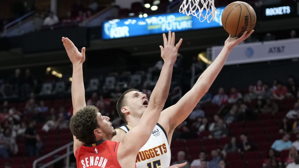 约基治（右）今仗贡献14分、11个篮板和10次助攻的三双。AP