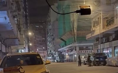 男子轉身踢向嬰兒車。fb車cam L（香港群組）影片截圖