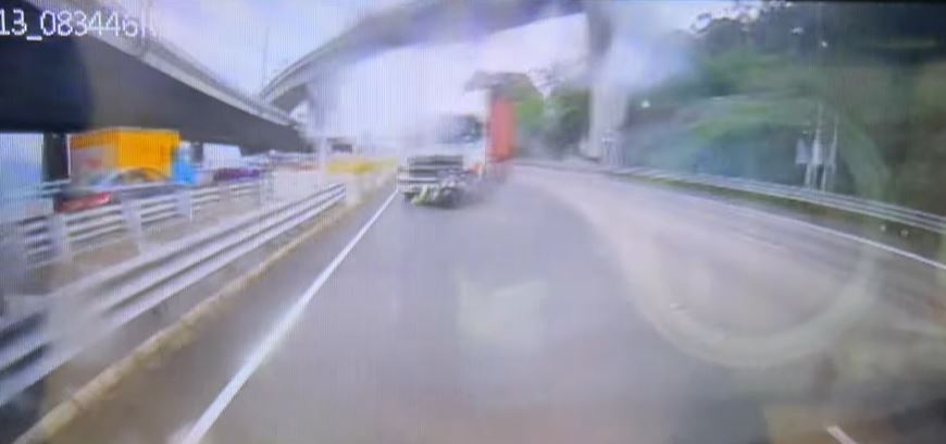 鐵騎士遭捲入車底。轉載fb車cam L（香港群組）