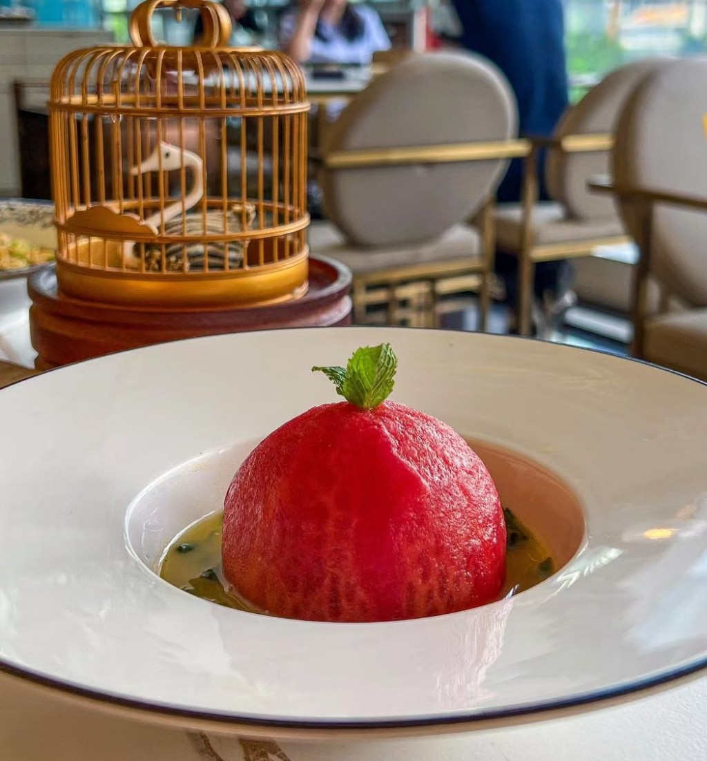  廣州1968名廚匯．譚的吸睛美食紅衣仙子菌，番茄裡面塞滿菌菇。（圖片來源：小紅書@一隻小籠包）