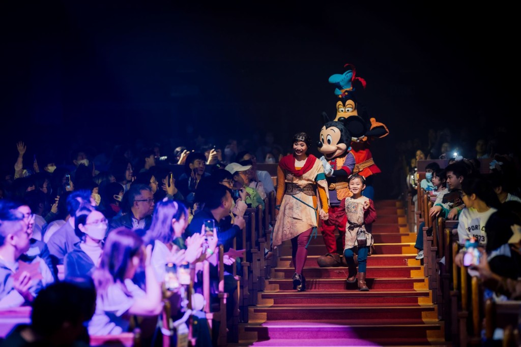 懿晨自小與迪士尼人物結緣,對於能夠與米奇、高飛同台演出,感到很興奮。(香港迪士尼提供) 懿晨自小與迪士尼人物結緣,對於能夠與米奇、高飛同台演出,感到很興奮。(香港迪士尼提供)