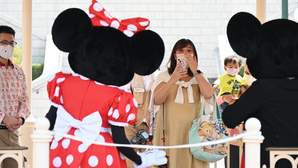 Mickey和Minnie都忙於與市民拍照。