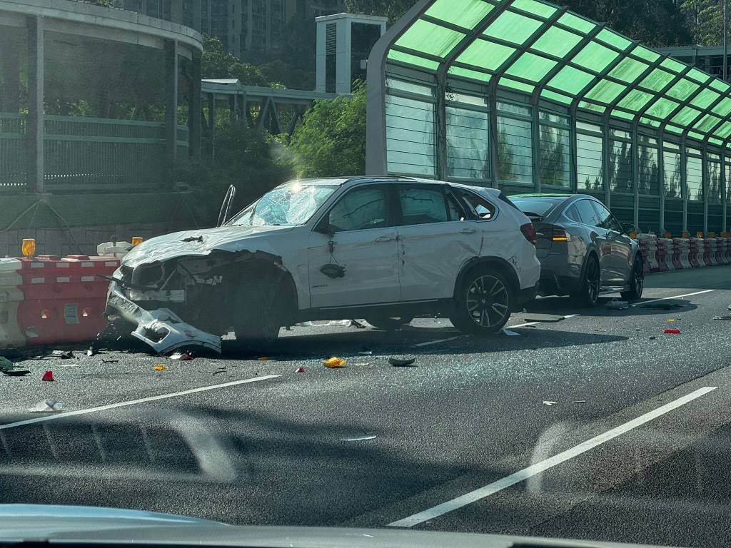 涉事私家車嚴重損毀。網上圖片