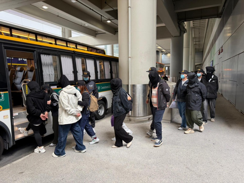 海關一連9日展開打擊航空旅客走私香煙及搗破相關私煙貯存倉庫，拘捕30人。