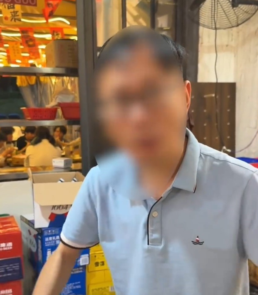 男子在火鍋店突搭老闆娘香肩。百姓關注