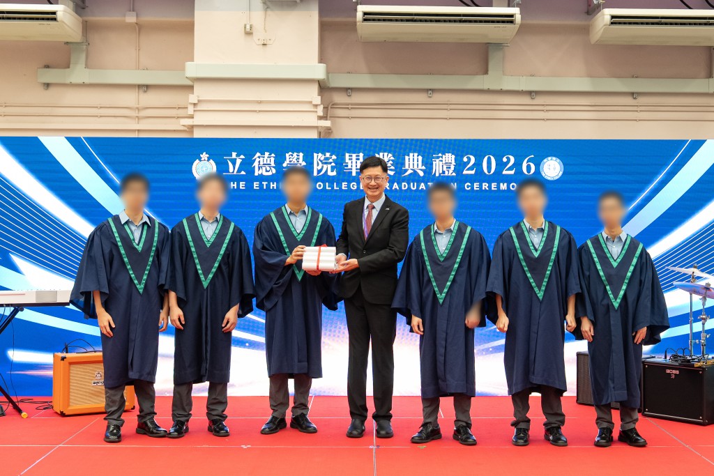 香港都會大學校董會副主席湯修齊（中）向應用教育文憑課程畢業生頒發證書。