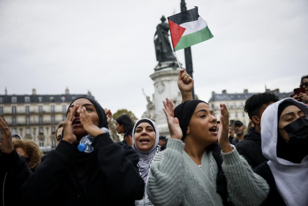 在巴黎有人舉行聲援加沙巴勒斯坦人民集會。美聯社