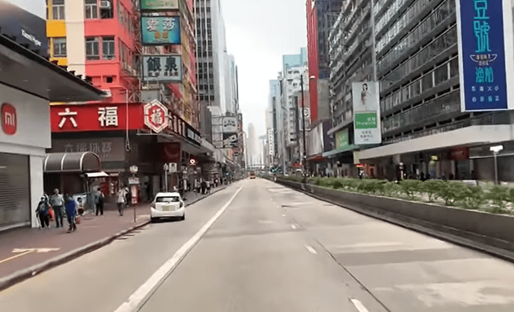 私家车铲上行人路。fb：车cam L（香港群组）