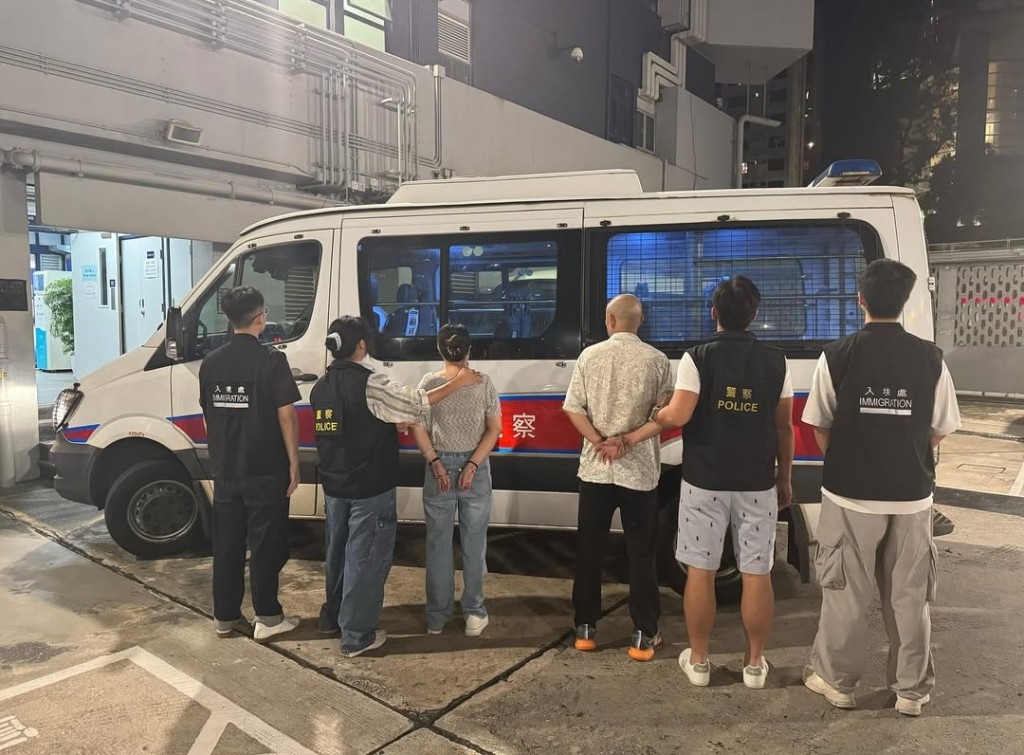 入境處8月22至23日期間行動,拘捕5黑工3僱主。 入境處8月22至23日期間行動,拘捕5黑工3僱主。
