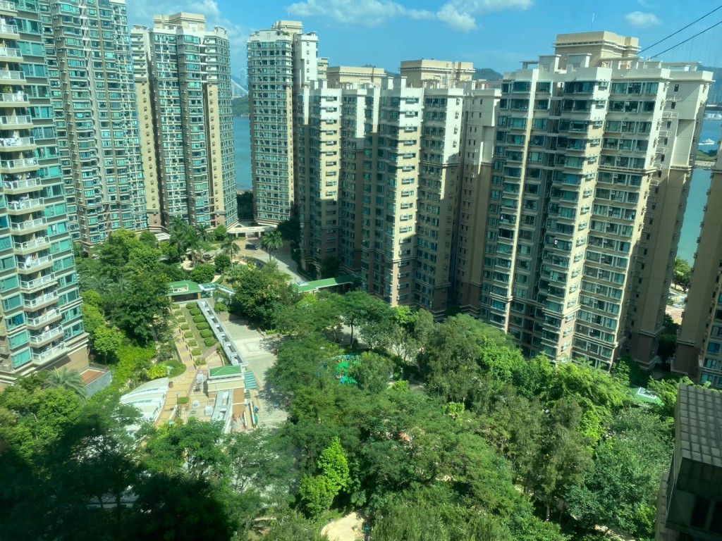 單位主要望內園林景，遠眺少許海景。