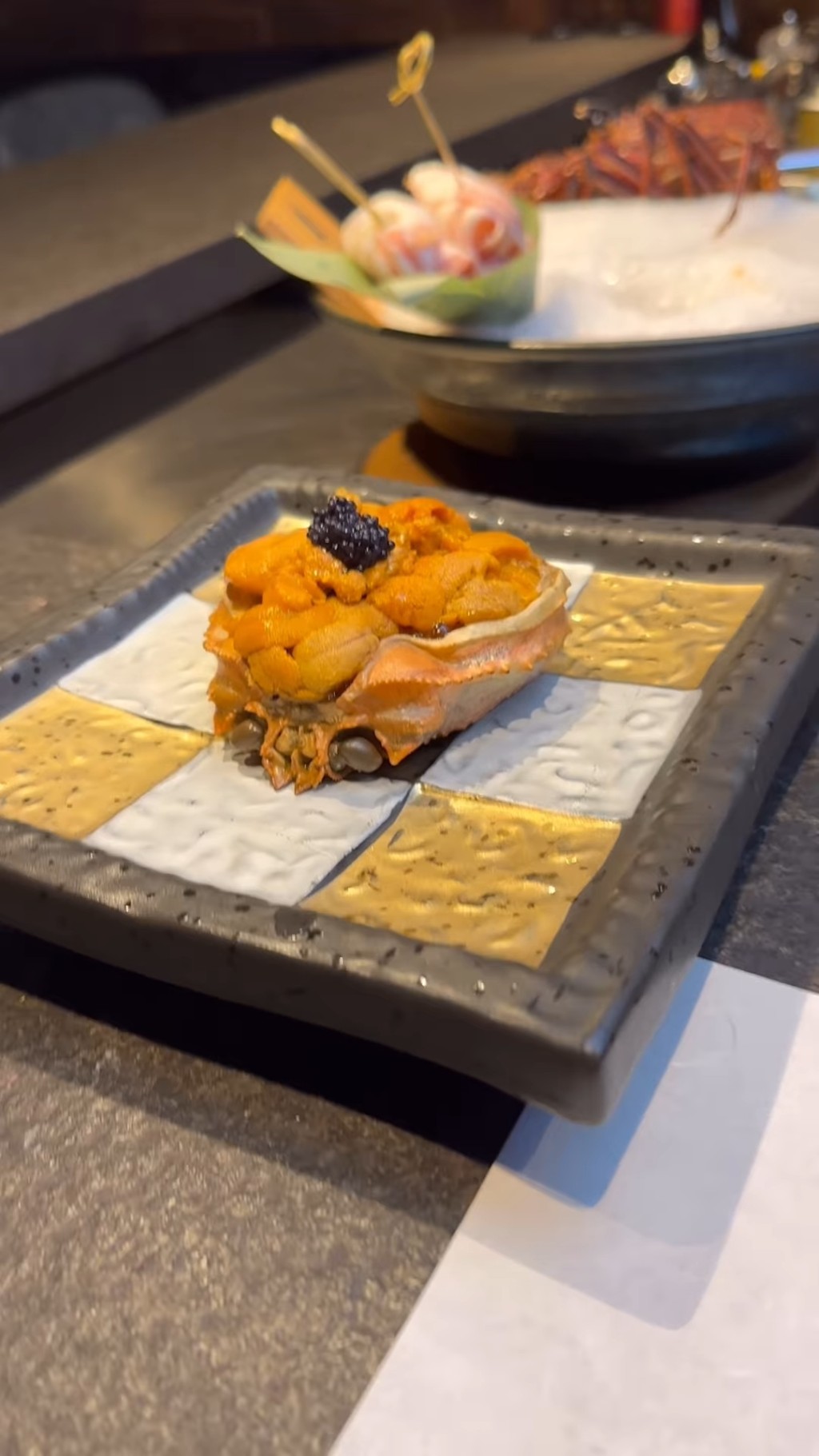 鍾麗淇與老公在一間高級的日式餐廳慶祝，點了美味的海膽。