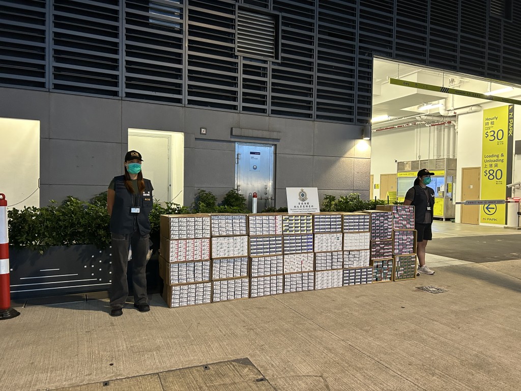 海關展示涉案私煙及加熱煙。 海關展示涉案私煙及加熱煙。