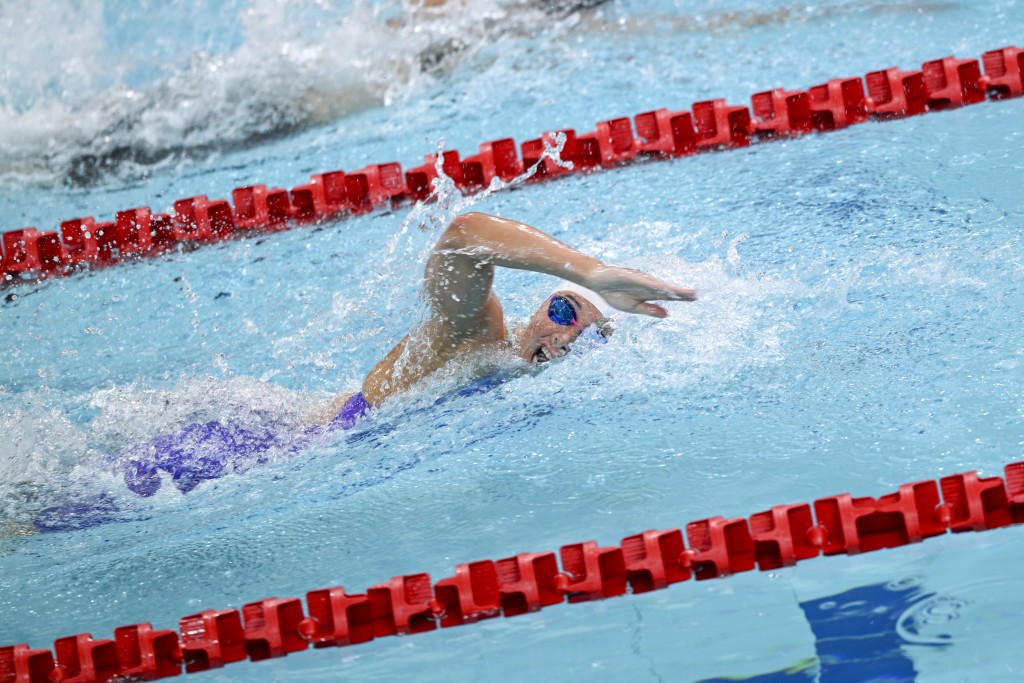 何诗蓓出战中国游泳公开赛。中新社