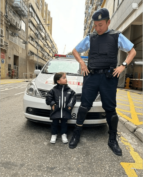 Jaco日前探班，学爸爸陈山聪穿上PTU制服双手叉腰，一脸cool爆在警车前影相。