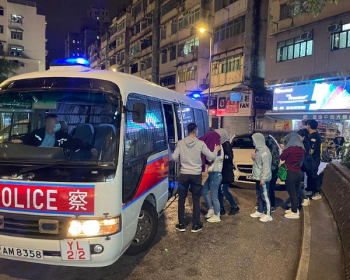 警方在元朗一個非法百家樂賭場拘捕16名男女。警方圖片