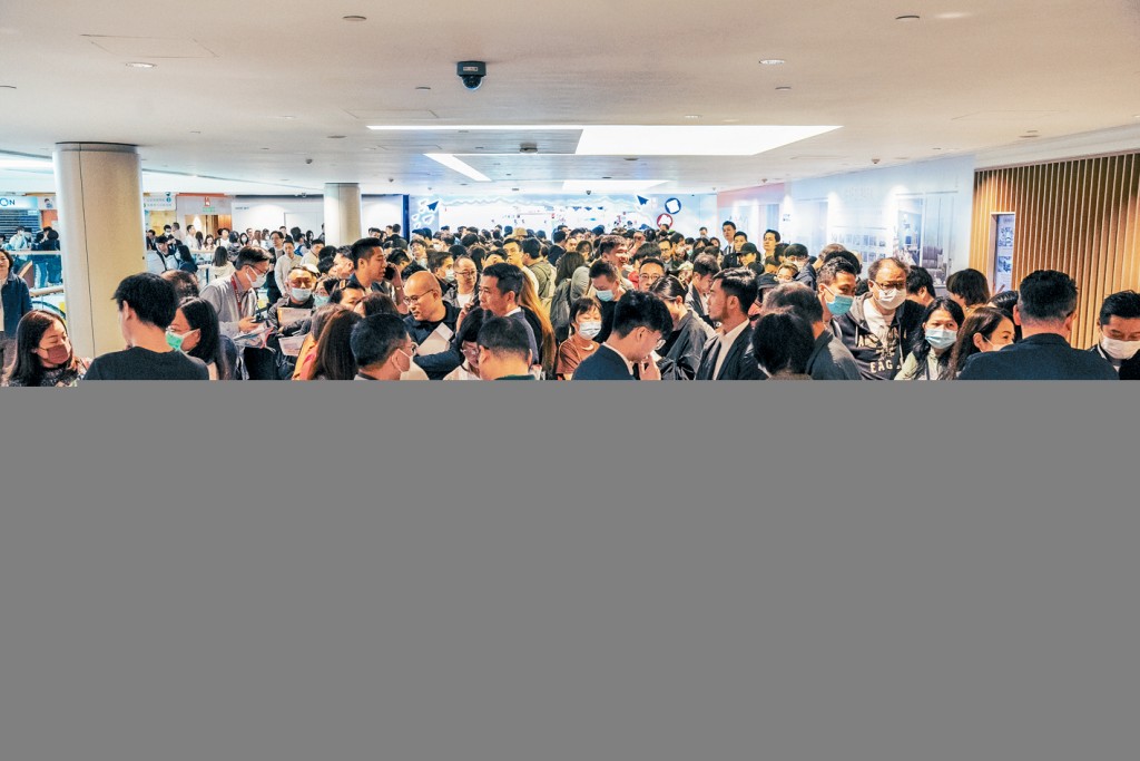 九龍灣泰峯昨日進行首輪銷售，現場氣氛熱鬧，即日沽逾70%。
