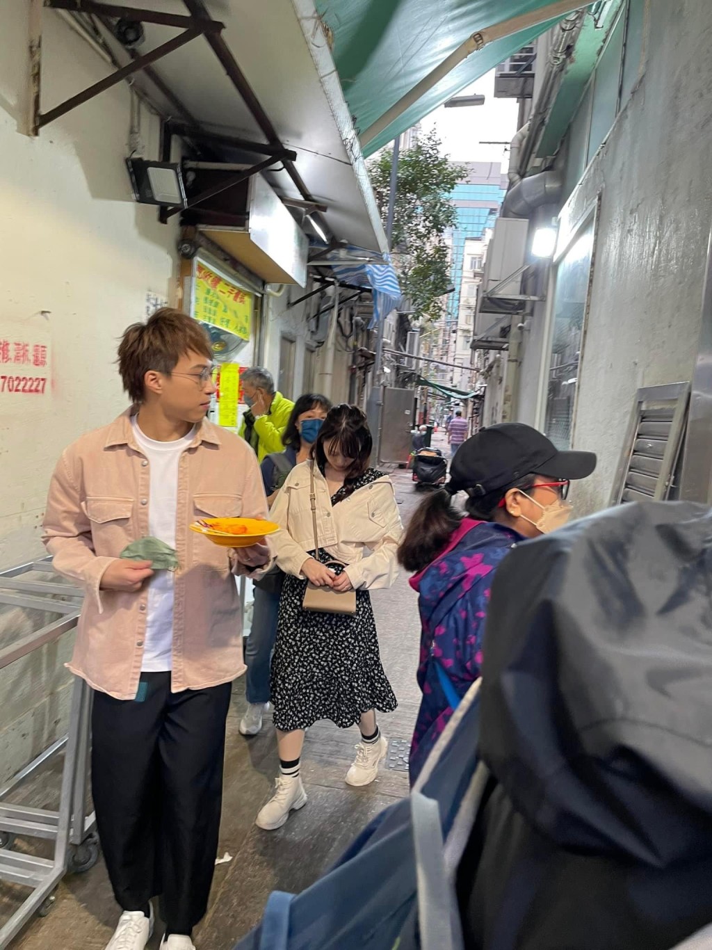 近日吳業坤帶老婆去深水埗後巷食腸粉。