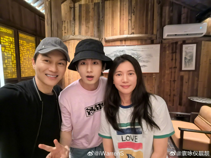 袁詠儀曾與成毅合作。