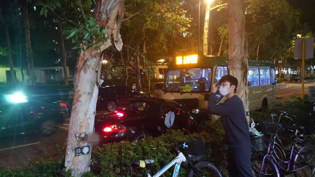保時捷疑越線猛撼專線小巴。Facebook上水人大聯盟圖片