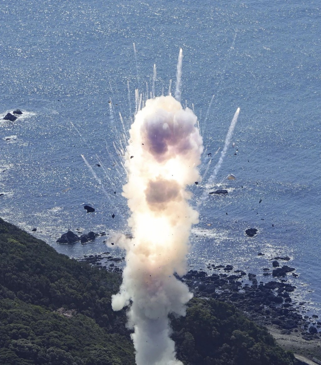 日本SpaceOne公司火箭试飞发生爆炸，冒出火光和浓烟，碎片四散。 AP